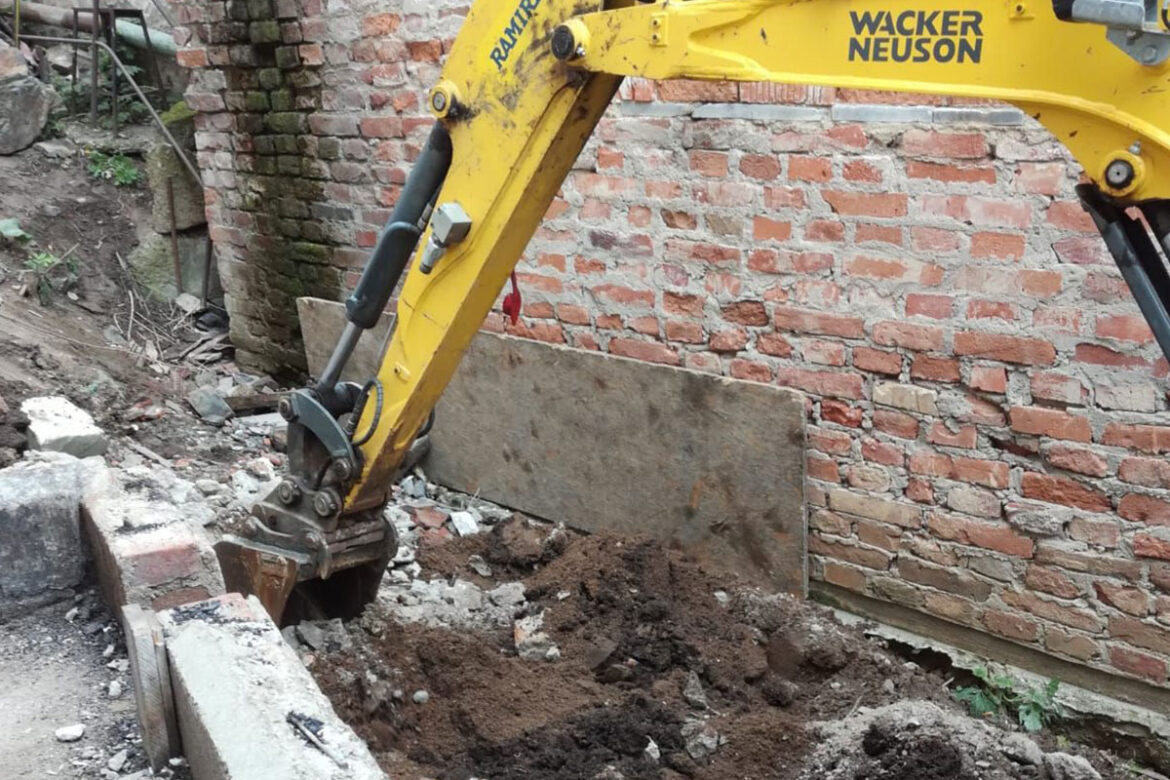 Panenské Břežany: Dodatečné zesílení základů rodinného domu