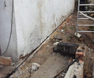 Panenské Břežany: Dodatečné zesílení základů rodinného domu