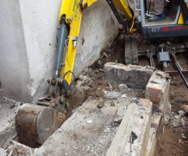 Panenské Břežany: Dodatečné zesílení základů rodinného domu