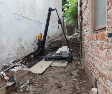 Panenské Břežany: Dodatečné zesílení základů rodinného domu