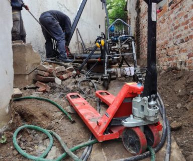 Panenské Břežany: Dodatečné zesílení základů rodinného domu