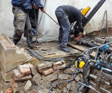 Panenské Břežany: Dodatečné zesílení základů rodinného domu