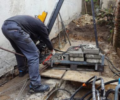 Panenské Břežany: Dodatečné zesílení základů rodinného domu
