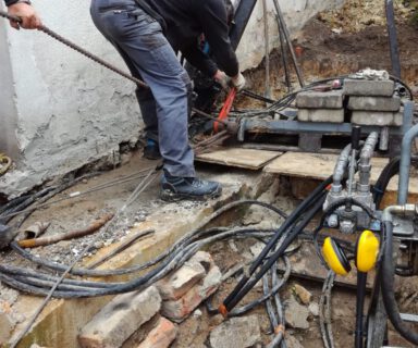Panenské Břežany: Dodatečné zesílení základů rodinného domu