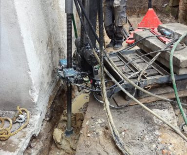 Panenské Břežany: Dodatečné zesílení základů rodinného domu