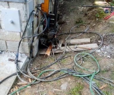 Panenské Břežany: Dodatečné zesílení základů rodinného domu
